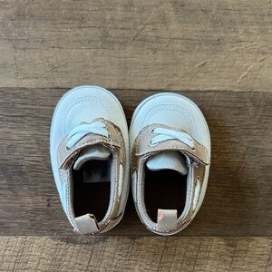 Old Navy Stylish Baby Shoes in White and Tan